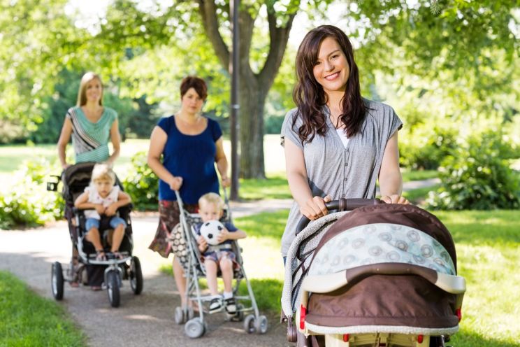 Mothers-and-their-children-walking-in-the-park